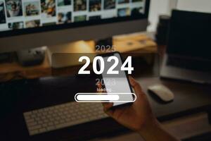 ny år 2024 firande koncept, smartphone och arbete skrivbord på Hem bakgrund foto