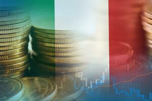 aktiemarknadsinvestering handel finansiellt, mynt och Italien flagga eller valuta för analys vinst finans affärstrend data bakgrund. foto