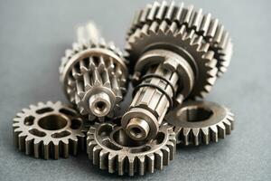 redskap och kuggar hjul, klocka mekanism, mässing metall motor industriell. foto