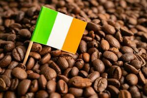 irland flagga på kaffe böna, importera exportera handel uppkopplad handel begrepp. foto