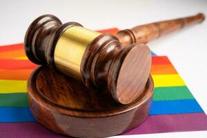 klubba för domare advokat på regnbågsflagga, symbol för hbt-pride månad fira årliga i juni social av homosexuella, lesbiska, bisexuella, transpersoner, mänskliga rättigheter. foto