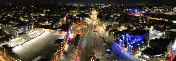 ultra bred antenn panorama- se av upplyst stadens centrum byggnader, vägar och central luton stad av England Storbritannien på början av klar vädrets natt av september 5:e, 2023 foto