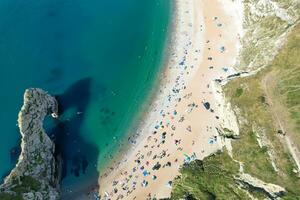 mest skön hög vinkel se av brittiskt landskap och hav se av durdle dörr strand av England bra Storbritannien, Storbritannien. bild var fångad med drönare kamera på september 9:e, 2023 foto