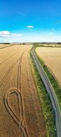 hög vinkel antal fot av brittiskt jordbruks gårdar på landsbygden landskap närliggande luton stad av England bra storbritannien av Storbritannien. antal fot var fångad med drönare kamera foto