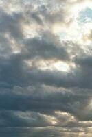 hög vinkel antal fot av mest skön naturlig orange solnedgång med orange moln och himmel över luton stad av England Storbritannien. bild var fångad med drönare kamera på augusti 19:e, 2023 foto