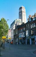 låg vinkel se av central luton stad och stadens centrum byggnader nära central järnväg station av luton stad, England bra storbritannien Storbritannien. de bild fångad på klar solig dag av juni 2:a, 2023 foto