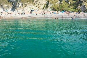 mest skön hög vinkel se av brittiskt landskap och hav se av durdle dörr strand av England bra Storbritannien, Storbritannien. bild var fångad med drönare kamera på september 9:e, 2023 foto