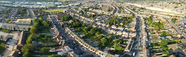 antenn se av bostads- hem och industriell egendom kombinerad på dallow väg nära farley kullar luton stad, England Storbritannien. de hög vinkel antal fot var fångad med drönare kamera på september 7:e, 2023 foto