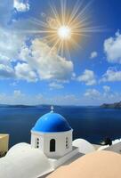 ortodox kyrka i oia, santorini, grekland. foto