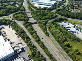 hög vinkel antal fot av brittiskt väg och trafik på caldecotte sjö av milton keynes stad av England bra Storbritannien, skön se fångad på augusti 21:a, 2023 med drönare kamera under solig dag foto