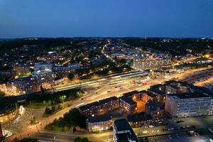 antenn se av upplyst stadens centrum byggnader, vägar och central luton stad av England Storbritannien på början av klar väder natt av september 5:e, 2023 foto