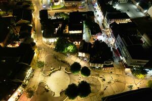 antenn se av upplyst stadens centrum byggnader, vägar och central luton stad av England Storbritannien på början av klar väder natt av september 5:e, 2023 foto