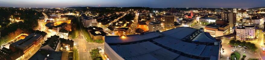 ultra bred antenn panorama- se av upplyst stadens centrum byggnader, vägar och central luton stad av England Storbritannien på början av klar vädrets natt av september 5:e, 2023 foto