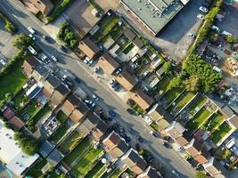 antenn se av bostads- verklig egendom med industriell egendom kombinerad distrikt av norr av luton stad av England, bra Storbritannien, Storbritannien. antal fot var fångad med drönare kamera på september 7:e, 2023 foto