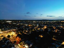 antenn se av upplyst bostads- distrikt av luton stad av England foto