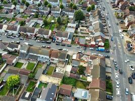 antenn se av bostads- verklig egendom med industriell egendom kombinerad distrikt av norr av luton stad av England, bra Storbritannien, Storbritannien. antal fot var fångad med drönare kamera på september 7:e, 2023 foto