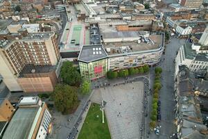 antenn se av upplyst stadens centrum byggnader, vägar och central luton stad av England Storbritannien på början av klar väder natt av september 5:e, 2023 foto