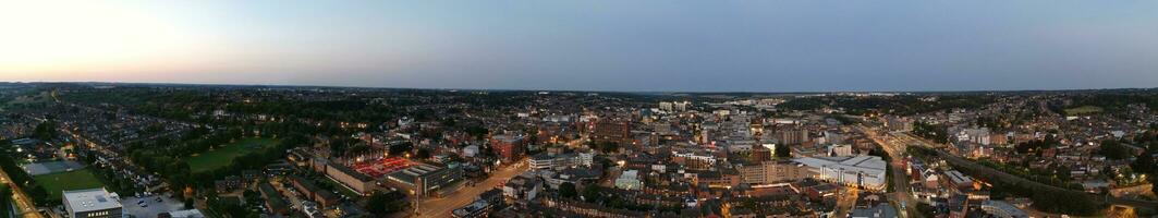 ultra bred antenn panorama- se av upplyst stadens centrum byggnader, vägar och central luton stad av England Storbritannien på början av klar vädrets natt av september 5:e, 2023 foto