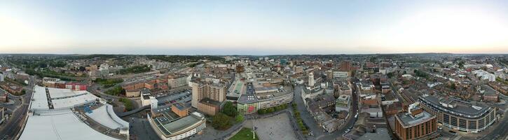 ultra bred antenn panorama- se av upplyst stadens centrum byggnader, vägar och central luton stad av England Storbritannien på början av klar vädrets natt av september 5:e, 2023 foto