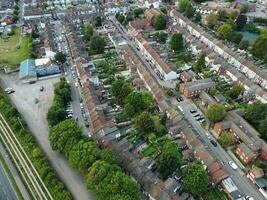 antenn se av bostads- verklig egendom med industriell egendom kombinerad distrikt av norr av luton stad av England, bra Storbritannien, Storbritannien. antal fot var fångad med drönare kamera på september 7:e, 2023 foto