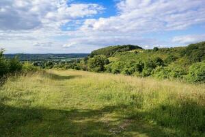 skön låg vinkel se av brittiskt landskap och landsbygden foto