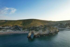 mest skön se av brittiskt landskap och hav se av durdle dörr strand av England bra Storbritannien, Storbritannien. bild var fångad med drönare kamera på september 9:e, 2023 foto