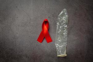 rött band och kondom världshälsodagskoncept foto