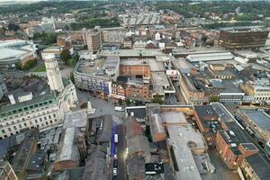 antenn se av upplyst stadens centrum byggnader, vägar och central luton stad av England Storbritannien på början av klar väder natt av september 5:e, 2023 foto