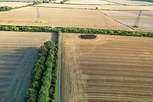 hög vinkel panorama- landskap se av brittiskt jordbruks gårdar på landsbygden landskap av slipsko klappare, luton stad av England Storbritannien. antal fot fångad på augusti 19:e, 2023 foto