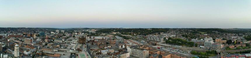 ultra bred antenn panorama- se av upplyst stadens centrum byggnader, vägar och central luton stad av England Storbritannien på början av klar vädrets natt av september 5:e, 2023 foto