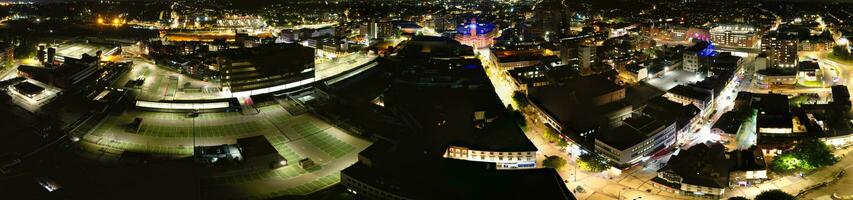 ultra bred antenn panorama- se av upplyst stadens centrum byggnader, vägar och central luton stad av England Storbritannien på början av klar vädrets natt av september 5:e, 2023 foto