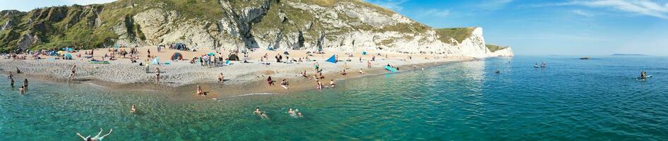 mest skön hög vinkel se av brittiskt landskap och hav se av durdle dörr strand av England bra Storbritannien, Storbritannien. bild var fångad med drönare kamera på september 9:e, 2023 foto