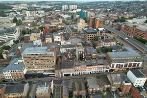 antenn se av upplyst stadens centrum byggnader, vägar och central luton stad av England Storbritannien på början av klar väder natt av september 5:e, 2023 foto