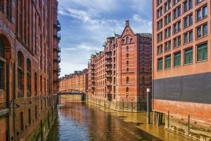 speicherstadt lager längs de kanal, hamburg, Tyskland foto