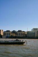 bäst se av båt över flod thames vattnen på London bro, huvudstad stad av England bra Storbritannien. de bild var fångad juni 4:a, 2023 foto