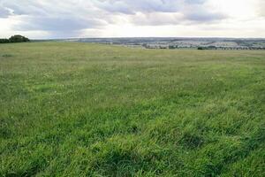 hög vinkel panorama- landskap se av brittiskt jordbruks gårdar på landsbygden landskap av slipsko klappare, luton stad av England Storbritannien. antal fot fångad på augusti 19:e, 2023 foto