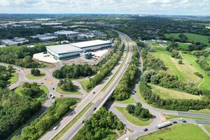 hög vinkel antal fot av brittiskt väg och trafik på caldecotte sjö av milton keynes stad av England bra Storbritannien, skön se fångad på augusti 21:a, 2023 med drönare kamera under solig dag foto