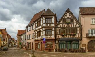 gata och hus i Obernai, alsace, Frankrike foto