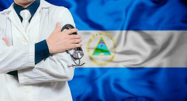 läkare med stetoskop på flagga av nicaragua. hälsa och vård begrepp med nicaragua flagga. läkare med korsade vapen på flagga av nicaragua foto