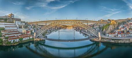 Drönare panorama över de stad av porto och de douro flod på soluppgång foto