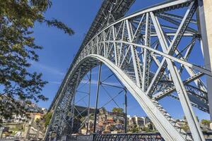 bild av de metall strukturera av de bro ponte dom luis i porto under de dag foto