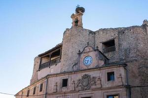 klocka på fasaden av en medeltida byggnad i Spanien foto