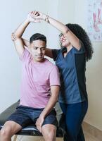 axel och armbåge fysisk terapi, axel bedömning fysisk terapeut, armbåge rehabilitering fysisk terapi, foto