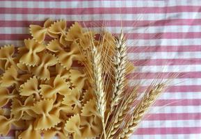 italiensk makaroner pasta okokt rå mat foto