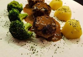 stekt köttbullar med kokt broccoli och persilja potatis foto