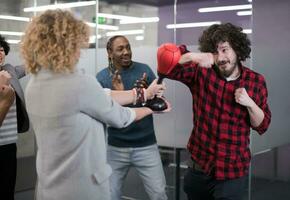multietniker företag team boxning på kontor foto
