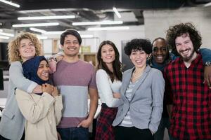 porträtt av ung upphetsad multietniker företag team foto