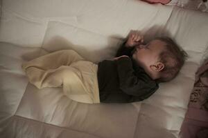 ett månad nyfödd bebis sovande i säng foto