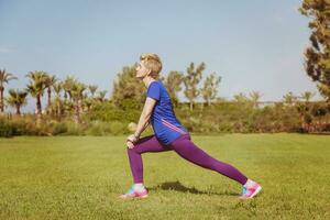 kvinna löpare uppvärmningen upp och stretching foto