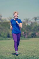ung kvinnlig löpare utbildning för maraton foto